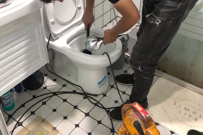 南城马桶堵塞自己疏通还是找师傅？专业上门服务让你省时更省心