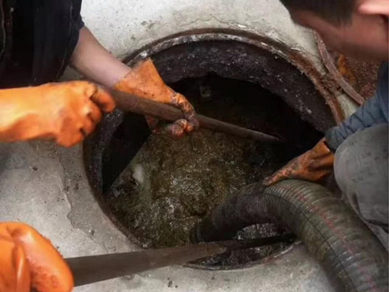 南城清理化粪池时如何避免沼气的危害？